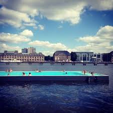 Flussschwimmbad In Der Spree Urbanes Erholungsgebiet Stadtstrand 1500qm Eventflache Fur Corporate Events Schwimmende Badeanst Europe Travel Urban Life City