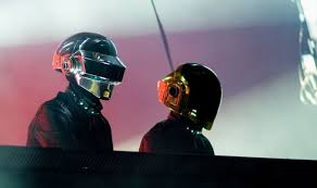 Of course there are someeee pics that show daft punk's faces. 41h4ljekleg Jm