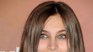 Fiica lui Michael Jackson, mai rebela ca niciodata. Cum arata Paris  machiata cu negru si par brunet cu suvite roscate