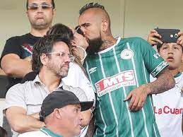 Arturo vidal tomó la administración de rodelindo román y lo insertó por primera vez en una competencia nacional al inscribirlo en la tercera b. Arturo Vidal Rodelindo Roman Es Congelado Por La Anfp Para Su Ingreso Al Profesionalismo Redgol