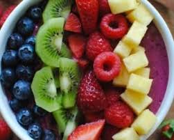 Recette De Smoothie Bowl Ultra Fruite Et Vitamine Au Cassis Ananas Citron Kiwi Fraises Et Framboises Recette Recettes De Cuisine Smoothie Recette Kiwi