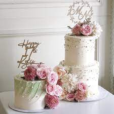 When it comes to wedding cakes these days, taste is just one of the factors that couples consider when deciding on what to serve their guests. Flower Buttercream Cake Wedding Cake Fresh Flowers Wedding Cake Photos Flower Cake
