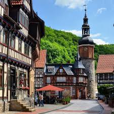 hier sehen wir den saigerturm in stolberg harz nochmal von der anderen seite der kleine marktplatz ist direkt davor di house styles mansions travel blogger