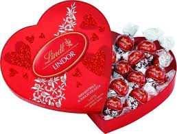 2 De Plus Le Packaging Primaire Du Chocolat Sous Forme De Bonbon Engendre De L Engouement De La G Lindt Lindor Valentine Chocolate Valentines Day Chocolates