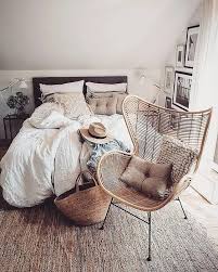 9 Astuces Deco Pour Creer Une Ambiance Cosy Cocooning Dans Votre Chambre Chambre Lit Blanc Defait Coussins F Chambre A Coucher Lit Deco Chambre Idee Chambre