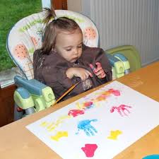 Ils commencent à apprécier tenir un crayon et à jouer avec les couleurs. Realiser Une Activite Avec Son Enfant