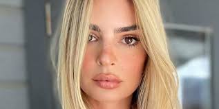 Pascal le segretain/getty images) the 'gone girl' and 'i feel pretty' star defended letting her hair grow naturally in her essay. Emily Ratajkowski Just Dyed Her Hair Blonde And Looks So Different Emrata New Blonde Hair Color
