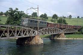 sbb reussbrucke zwischen oberruti und rotkreuz guterzug mit ae 6 6 11413 kanton schaffhausen aufnahme 1969 eisenbahn bundesbahn kanus