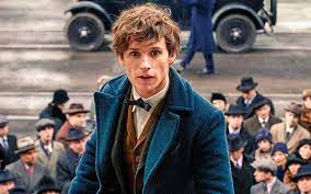 Tout neuf et prêt à partir. Les Animaux Fantastiques 2 S Appellera Les Crimes De Grindelwald Dumbledore Est Dans La Photo Du Casting