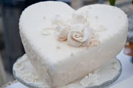 Le torte previste per tali anniversari presentano l'immagine di due fedi intrecciate, ma è comunque una scelta libera a cui se si desidera si possono sostituire altre immagini, frasi ben auguranti o ironiche. Galateo Matrimonio Nozze Ieri Oggi In Cucina