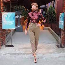 Around this time last year, we saw taylor swift appear in cats and she was preparing for the world premiere of her swift is the first woman to score two no. Taylor Swift S Acms Outfit Hair And Makeup Was Her Own Work