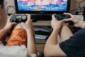 Armar rompecabezas ayuda a la concentración y potencia la curiosidad de niñas y niños por componer lo que no conocen. Dos Chicos Jugando Fortnite Juego De Video En Linea Foto De Stock Crushpixel