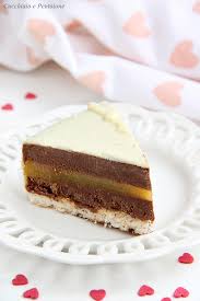 Mettiamoci a lavoro con 200 gr di cioccolato bianco 2 uova 30 gr di zucchero 200 ml di panna fresca + 3 cucchiai 5 gr di colla di pesce (gelatina in f. leggi il testo completo su Bavarese Al Cioccolato Fondente E Gelatina Al Mango Cucchiaio E Pentolone