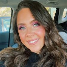 Kristen Gaunt's Instagram, Twitter & Facebook