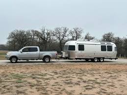Our original 2005 SR5 Tundra pulling a 2025 25' Globetrotter. Blue OX wd  hitch. I put bags