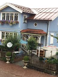 Als hätte jemand eine glasglocke über das haus gelegt und so einen ort der absoluten ruhe und entspannung geschaffen. Smile4you On Twitter Regen Regen Das Blaue Haus Heute Ohne Touristen In Meiner Neuen Heimst Oberstaufen