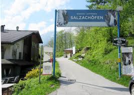 The gap is formed by the salzach river as it cuts between. Salzachofen Salzburgwiki