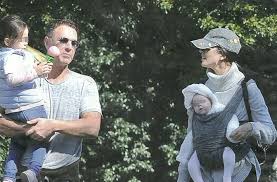 His passion in his youth was swimming and he became a champion at 16. Raoul Bova Giornata In Famiglia Al Parco Con Rocio Morales E Le Figlie Luna E Alma