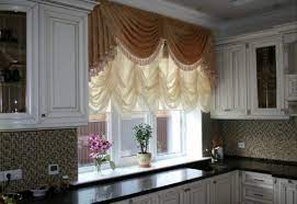 On the other hand, shades that are classic like white or some that set the trend each season, such as navy blue, come back strongly and above all, you will see how the tendency to bet on varied combinations of colors is born. How To Choose Curtains For The Kitchen The Latest Trends In 2021 Ekitchentrends
