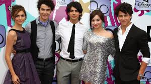 With daniel fathers, demi lovato, jasmine richards, alyson stoner. Demi Lovato Roasts Herself While Re Watching Camp Rock Now 100 5 Fm