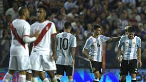 Cuando iban apenas 40 segundos, tras un pase de gago que se levantó, tevez recibió la pelota de espaldas al arco y dejó atrás a un. World Cup Fernando Gago Ruptures Acl In Argentina Draw Goal Com
