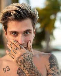 Dopo la separazione dal suo partner musicale benji, federico rossi è pronto a continuare la sua carriera nel mondo della sua musica da solista. Ropa De Hombre Felpa Cappuccio Fede Benji Federico Rossi Tattoo Tatuaggio Tatuaggi Tattoos Bulldoggin