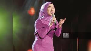 As an author, she wrote for penthouse magazine. Sebak Kemuliaan Hati Siti Sarah