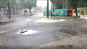 So war der öffentliche nahverkehr gestört, nachdem ein baum auf die leitungen fiel, eine haltestelle wurde überschwemmt. Koln Kvb Durch Unwetter Beeintrachtigt Hier Gibt Es Storungen