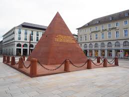 Les pyramides sont aux polyèdres ce que les cônes sont aux surfaces (tandis. Karlsruher Pyramide Wikipedia