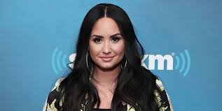 In a post on instagram, the singer shared the look with fans, adding a seemingly appropriate caption, goldie locks. although it's not as bold or bright as her blue, pink, or purple strands of the past, the reveal is still a departure for lovato, who. Demi Lovato Has A New Look See The New Style She Debuted For The Summer Photo 1