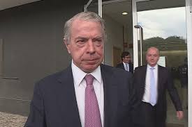Ricardo espírito santo silva salgado (born june 25, 1944) is a portuguese economist and banker. Ricardo Salgado Esta A Escrever As Memorias Portugal Sabado