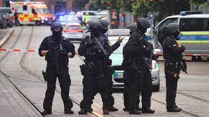 Die polizei bittet die bevölkerung, die innenstadt zu meiden. Gzua0lhhe9 6em