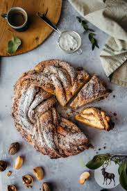 Hefe Nusskranz Mit Walnussen Und Apfeln Hey Foodsister Rezept In 2020 Rezepte Lebensmittel Essen Hefe