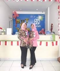 Kreativitas para desainer handal menarik perhatian para wanita yang ingin menggunakan batik namun tetap tampil modis dan tidak kaku. 55 Model Seragam Batik Kantor Wanita Paling Di Cari Hassa Batik