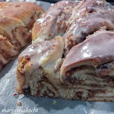 Kostlicher Nuss Strudel Mit Zuckerglasur Und Den Sonntagskuchen Am Fenstertag Verenakoc Apfelkuchen Rezept Lecker Kochen Und Backen Rezepte Nusszopf Rezept