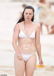 She is the second of four children of glenn george, a construction worker. Melissa George 44 Displays Toned Frame In White String Bikini As Radiant Star Goes Make Up Free Broread Com