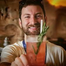 Mỗi lần tôi nhìn thấy Banana Ball tôi đều tưởng tượng trong đầu tôi một  huấn luyện viên chày trung học cũ rích bị động mạch vành nhìn thấy đoạn  clip này ...