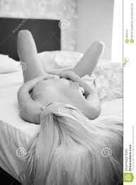 Schlafende Nackte Frau Des Modernen Fotos in Einem Schlafzimmer Stockbild -  Bild von gesundheit, trägheit: 56303767