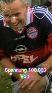 Werner Fuchs ist "Mister Alemannia". 1999, kurz vor dem Aufstieg in die 2.  Bundesliga, starb Aachens Trainer bei einem Waldlauf mit der Mannschaft.  Seit wenigen Wochen ist er als Statue wieder zurück