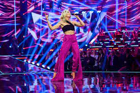 Helene fischer, född 5 augusti 1984 i krasnojarsk i sovjetunionen, är en tysk sångare.hon är med över fem miljoner sålda skivor en av tysklands mest framgångsrika schlagersångare och hennes album farbenspiel med hitlåten atemlos durch die nacht är en av de mest sålda musikalbumen i tyskland. Helene Fischer Show Im Zdf Mit Der Goldenen Henne 2020 Ausgezeichnet Presseportal