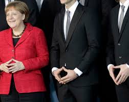 Das publikum erfährt, wie viel schlaf angela merkel braucht und. Mutti Merkel Und Die Raute Mit Den Bad Boys Tageblatt Lu