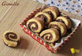 Le girelle fatte in casa sono tra i dolci più amati della tradizione dolciaria italiana, realizzate con una base di pasta biscotto sono impreziosite dal cioccolato. Girelle Fatte In Casa Ricetta Merenda