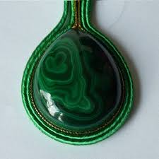 Pendentif Quetzal Soutache Et Cabochon Poire Malachite Soutache Poire Pendentif