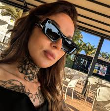 Looking for someone to do nail extensions please.