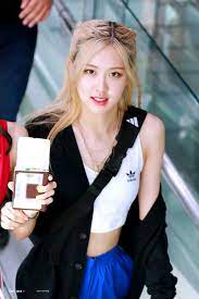 Pin By Jugu On Rose Blackpink Airport Style Blackpink Rose Hairstyles Blackpink Photos Blackpink Rose