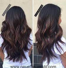 Pastellrosa haarfarben zu bekommen kann eine weile spaß machen, bis sie sechs monate lang dieselbe seitlich gescheitelte, leicht gewellte frisur hatten. Schicke Wellig Lange Dunkle Haare Langhaarfrisuren Haarschnitt Lange Haare