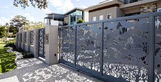 Desain yang satu ini memilih pagar yang tinggi karena rumahnya juga tinggi, dan tetap memberi kenyamanan visual untuk dipandang. Pakai 7 Pagar Rumah Minimalis Ini Tetangga Bakal Iri Banget