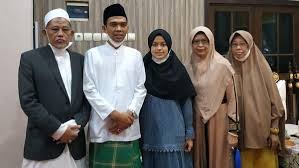 Dalam biografi ustadz abdul somad, dari. Kabar Terbaru Ustaz Abdul Somad Gelar Resepsi Pernikahan Hari Ini