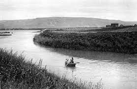 صورة نادرة لملتقي نهر الأردن وبحيرة طبريا في عام 1912 natural landmarks landmarks boat