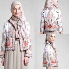 Namun, memang semuanya ada pada selera dan kebutuhan kamu. 45 Model Baju Batik Kerja Wanita Kombinasi Terbaru 2020 Bergaya